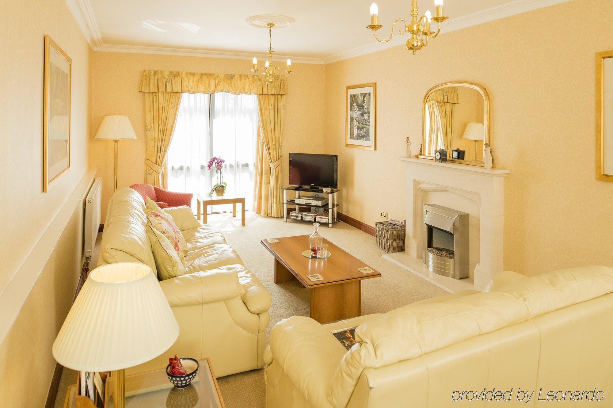 Parkway Hotel & Spa Cwmbrân Extérieur photo