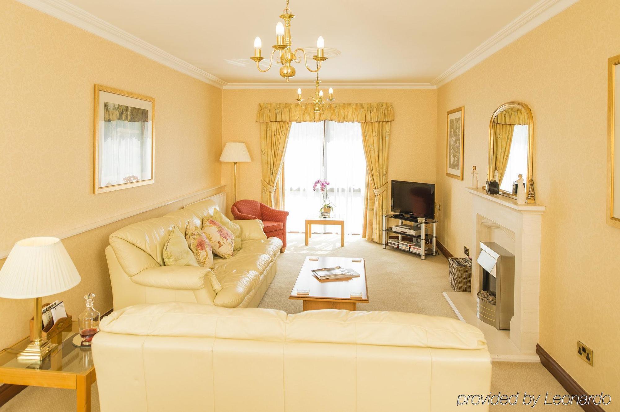 Parkway Hotel & Spa Cwmbrân Extérieur photo